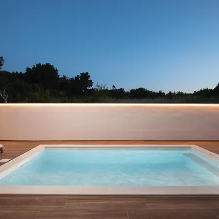 Lumea - Brend New 4-bedroom With Pool プーラ