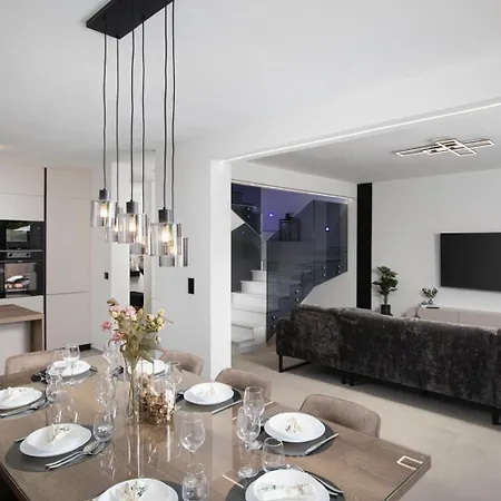 Lumea - Brend New 4-bedroom With Pool プーラ
