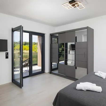 ヴィラ Lumea - Brend New 4-bedroom With Pool プーラ