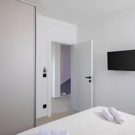 Lumea - Brend New 4-bedroom With Pool * プーラ