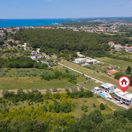 Lumea - Brend New 4-bedroom With Pool プーラ